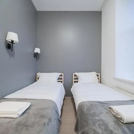 Hales Self Check-in - Lollo 3*