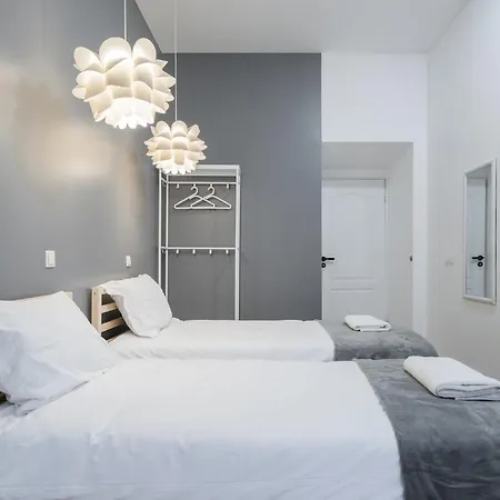 Hales Self Check-in - Lollo